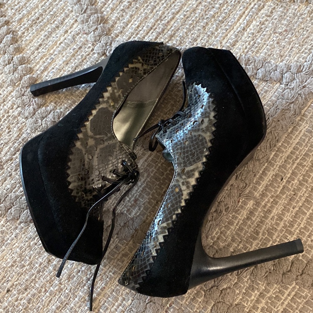 CARLOS SANTANA Suede and grey snake skin like shoes size 6